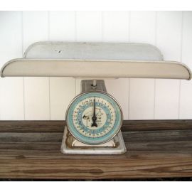 Easy to operate mechanical baby scales at supplier shop